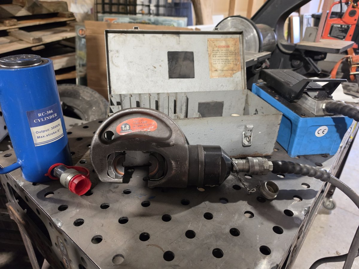 Thomas & Betts TBM-15PF 15-Ton Hydraulic Crimper Head Kit w/ Dies, Case & Air/Hydraulic Foot Pump (Used), image 2