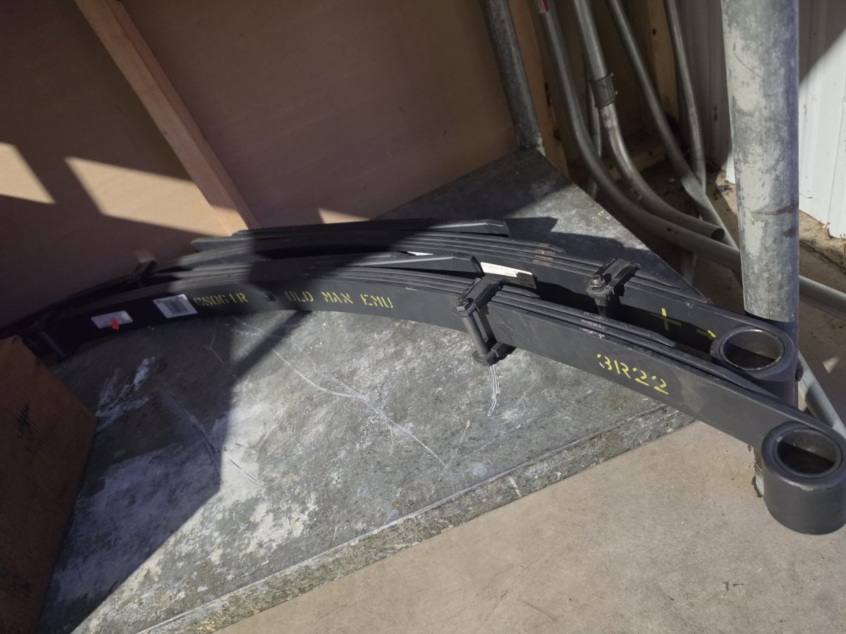 Old Man Emu CS061R Dakar Rear Leaf Spring Pair, Medium Load (New)