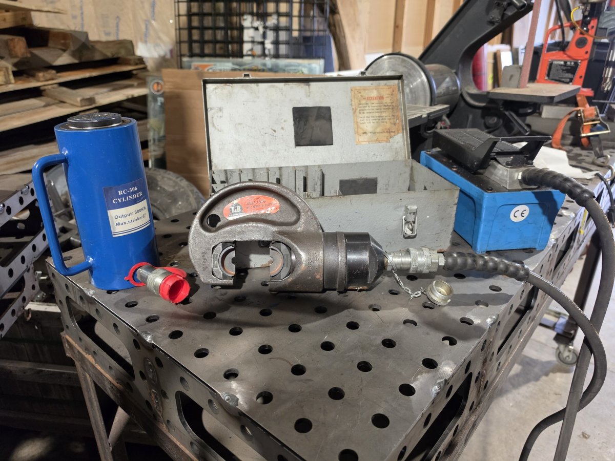 Thomas & Betts TBM-15PF 15-Ton Hydraulic Crimper Head Kit w/ Dies, Case & Air/Hydraulic Foot Pump (Used)